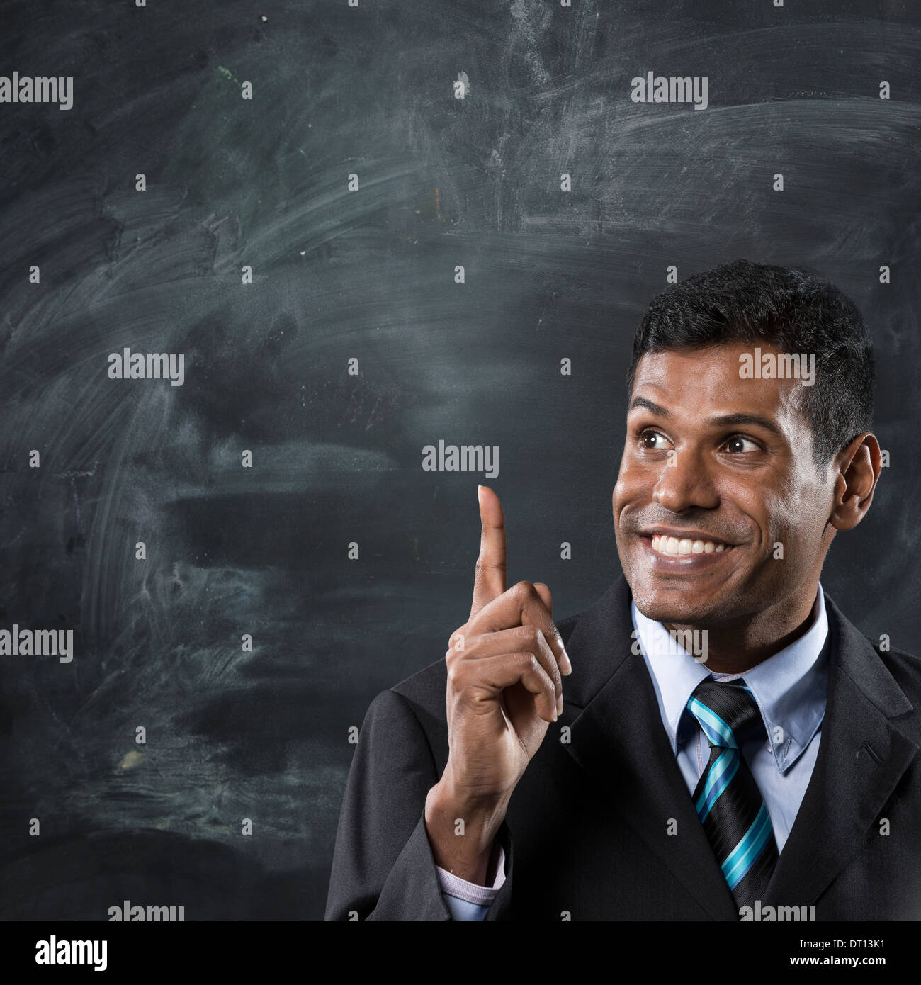 Affaires indiennes homme debout à côté d'un tableau noir et vers le haut. Banque D'Images
