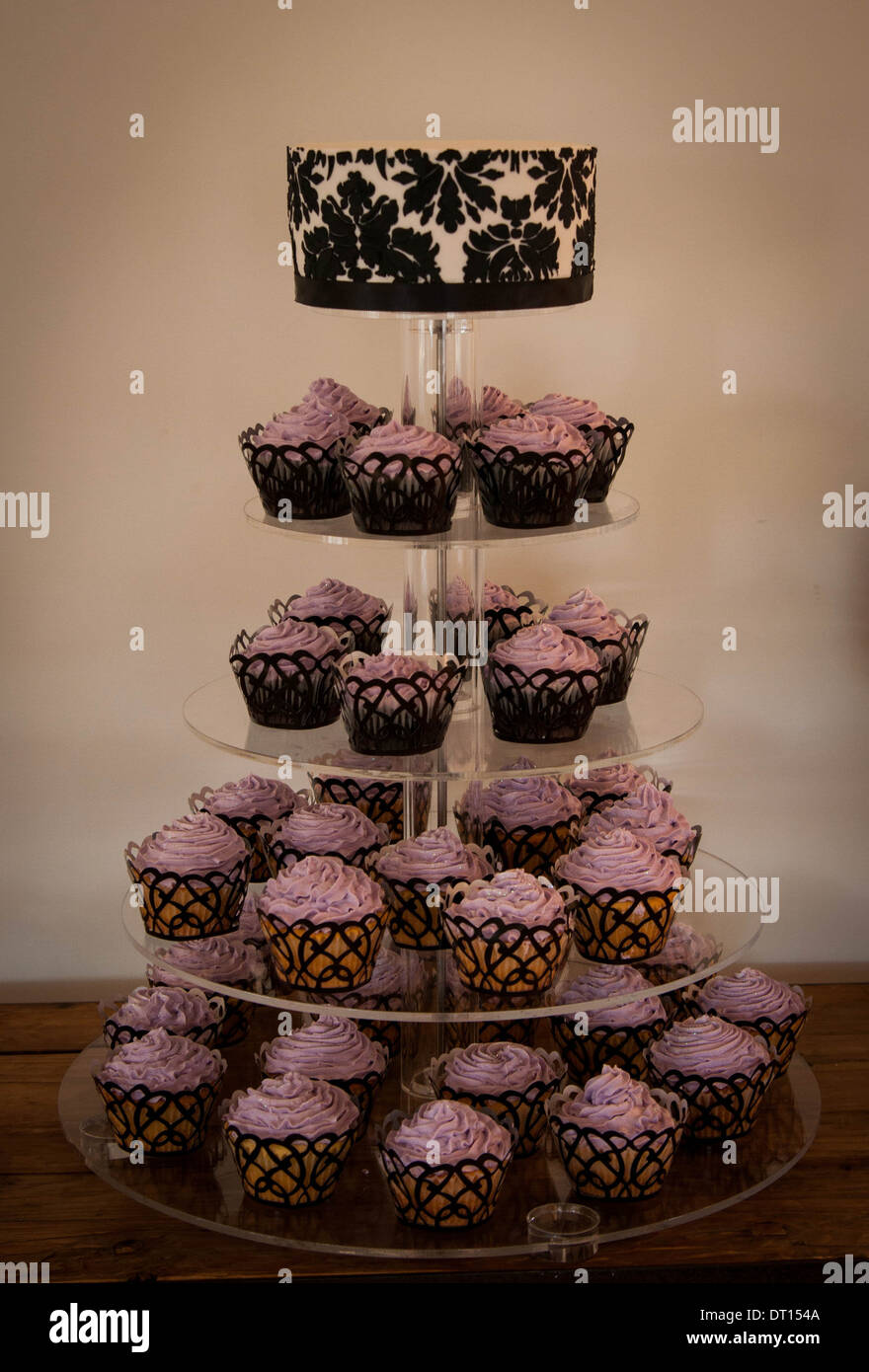 Rose noir et blanc gâteau de mariage Banque D'Images