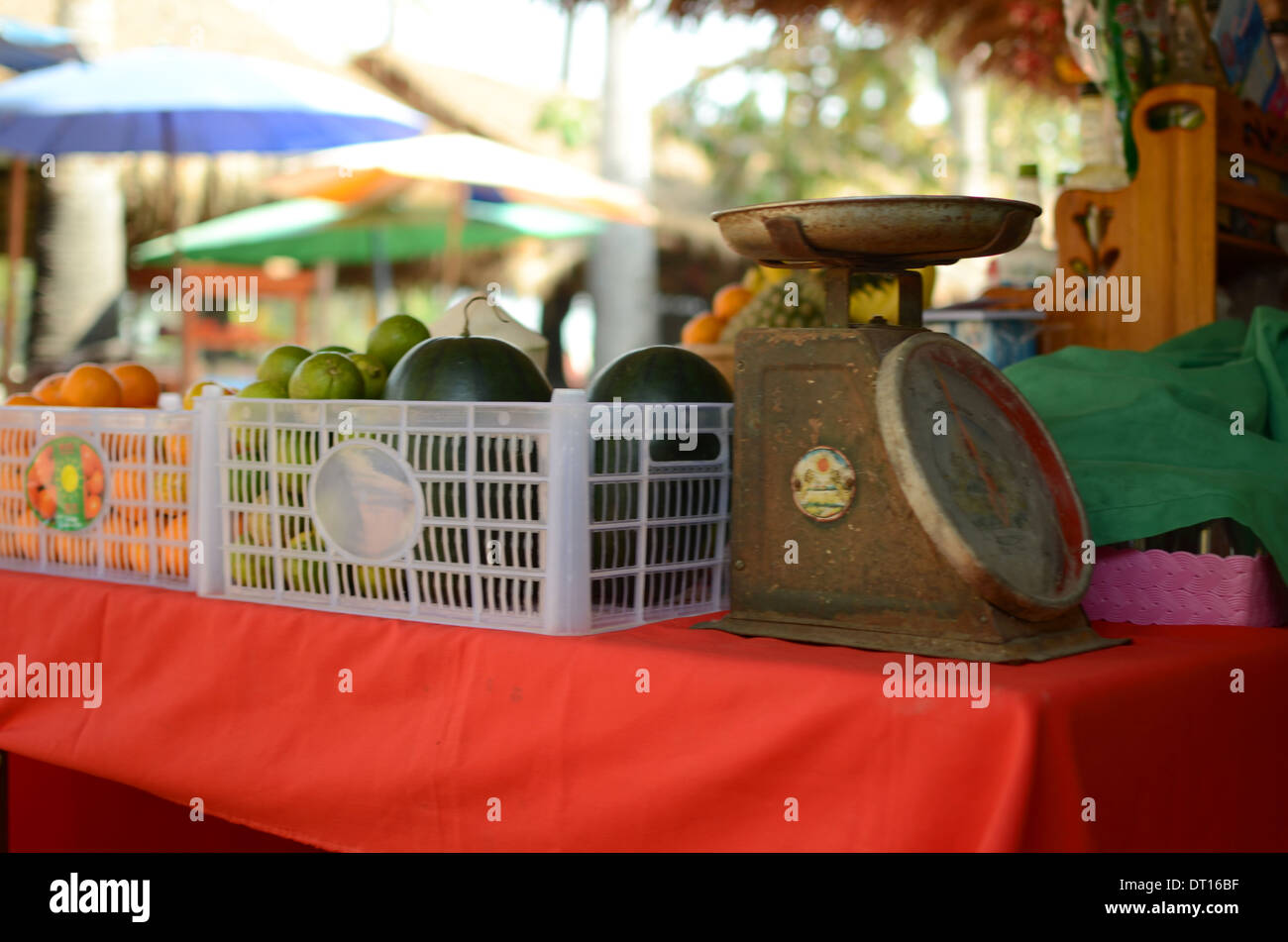 Étal de fruits du vendeur avec des balances et des fruits, Thaïlande Banque D'Images