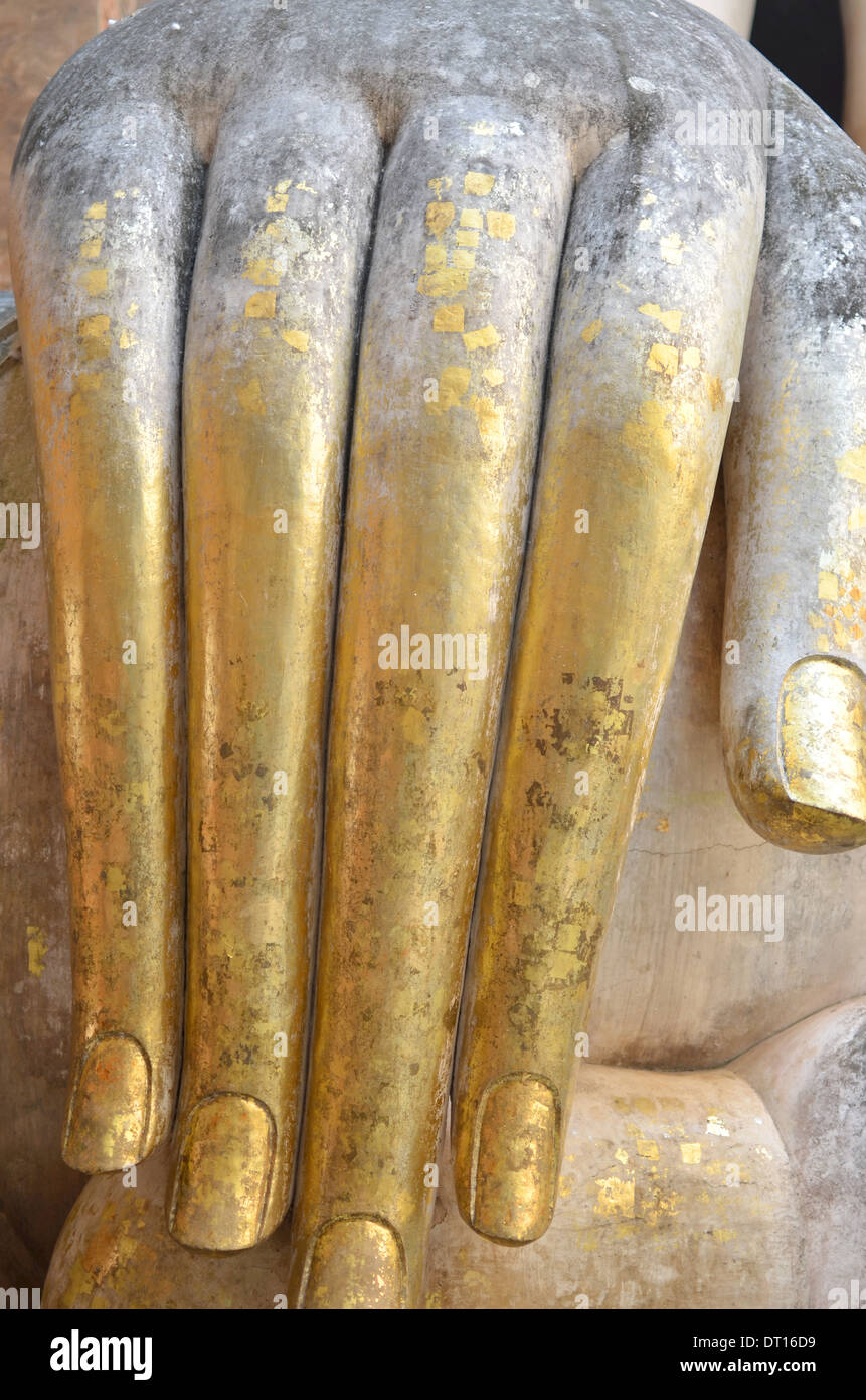 Close-up of golden hand détail de Bouddha Géant, Wat Sri Chum, Parc historique de Sukhothai, Thaïlande Banque D'Images