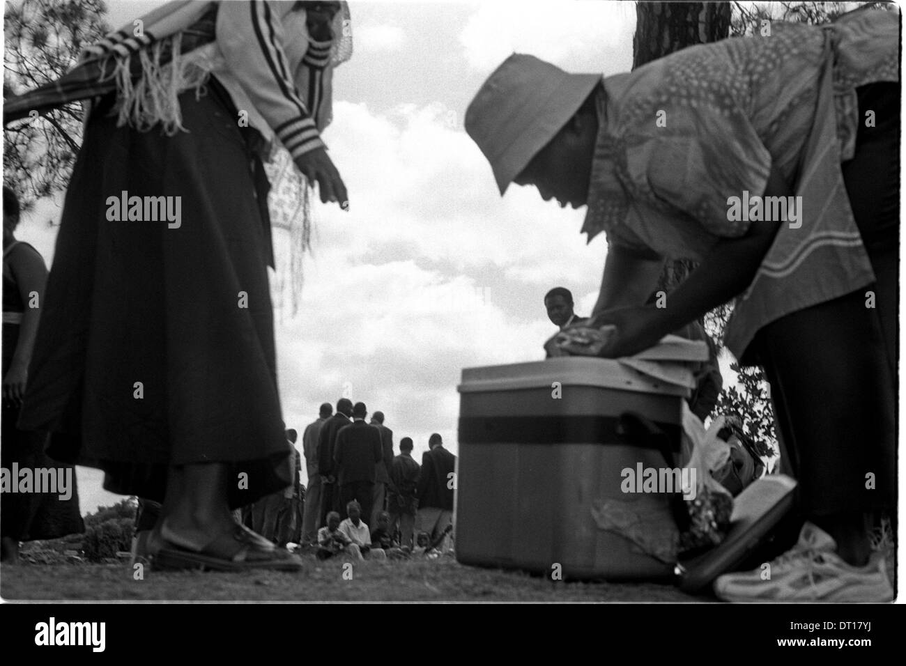 Pas d'espace pour respirer. mountain lieu cimetière, janvier 2008 pietermaritzburg afrique du sud Kwazulu-Natal.. Beaucoup de gens se rassemblent à Banque D'Images