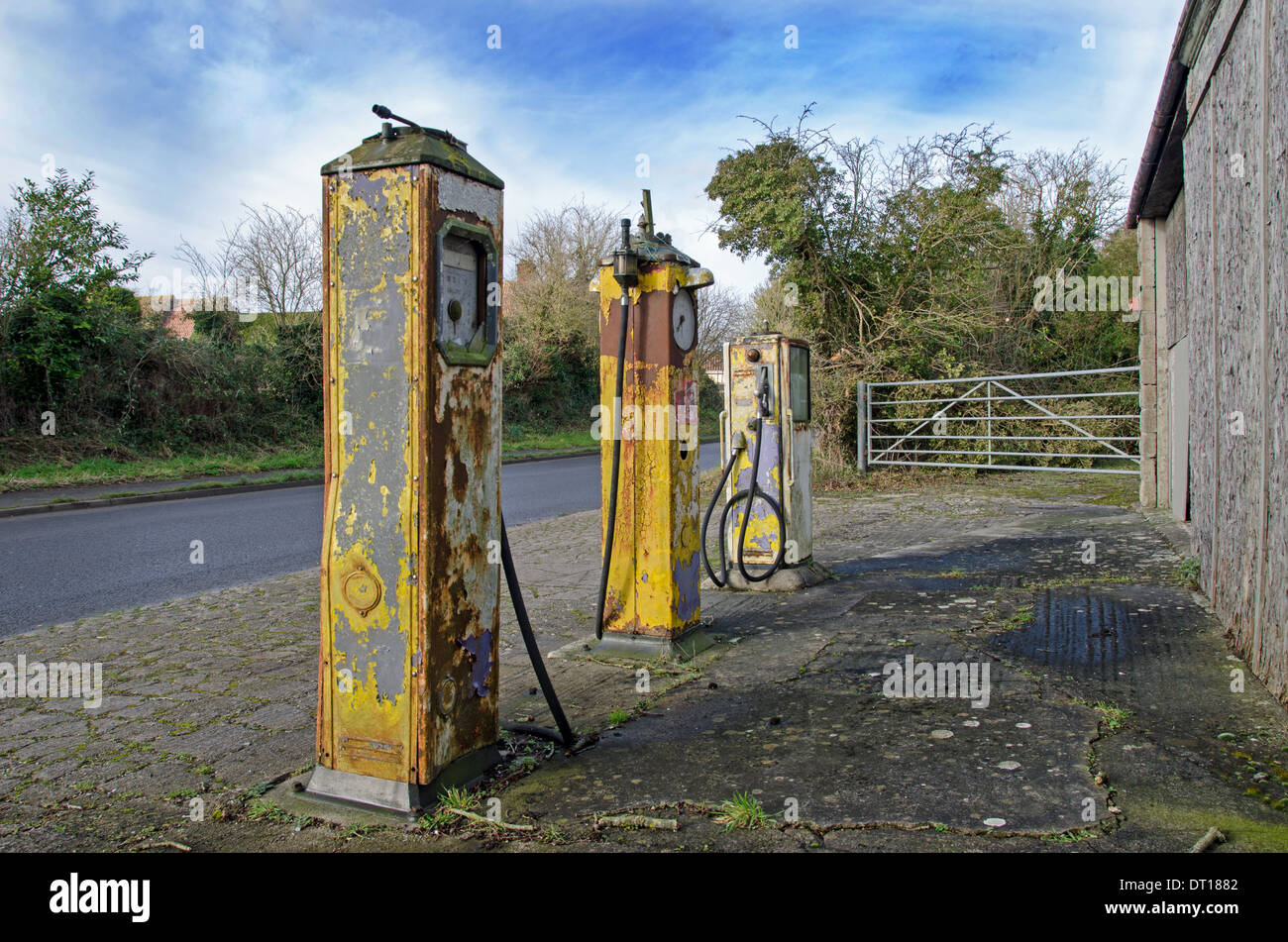 Ancienne pompe à essence sur une station de charge Banque D'Images