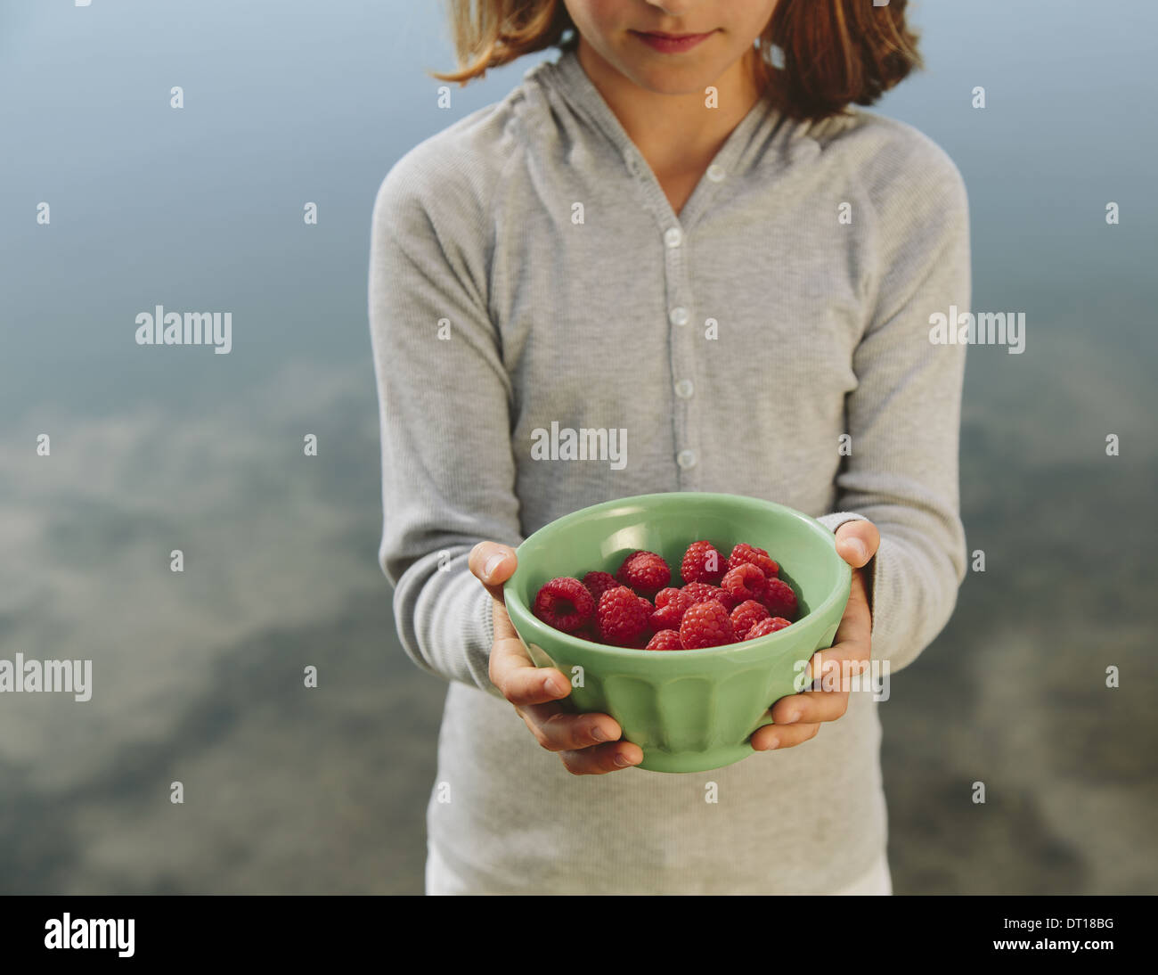 Seattle Washington USA neuf ans, fille, bol de framboises bio Banque D'Images