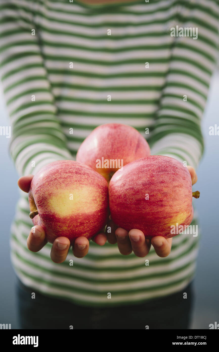 Seattle Washington USA neuf ans girl holding poignée pommes biologiques Banque D'Images