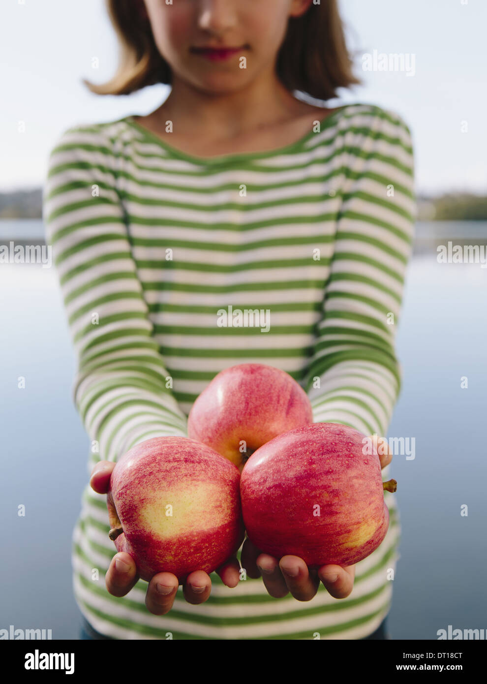 Seattle Washington USA neuf ans girl holding poignée pommes biologiques Banque D'Images