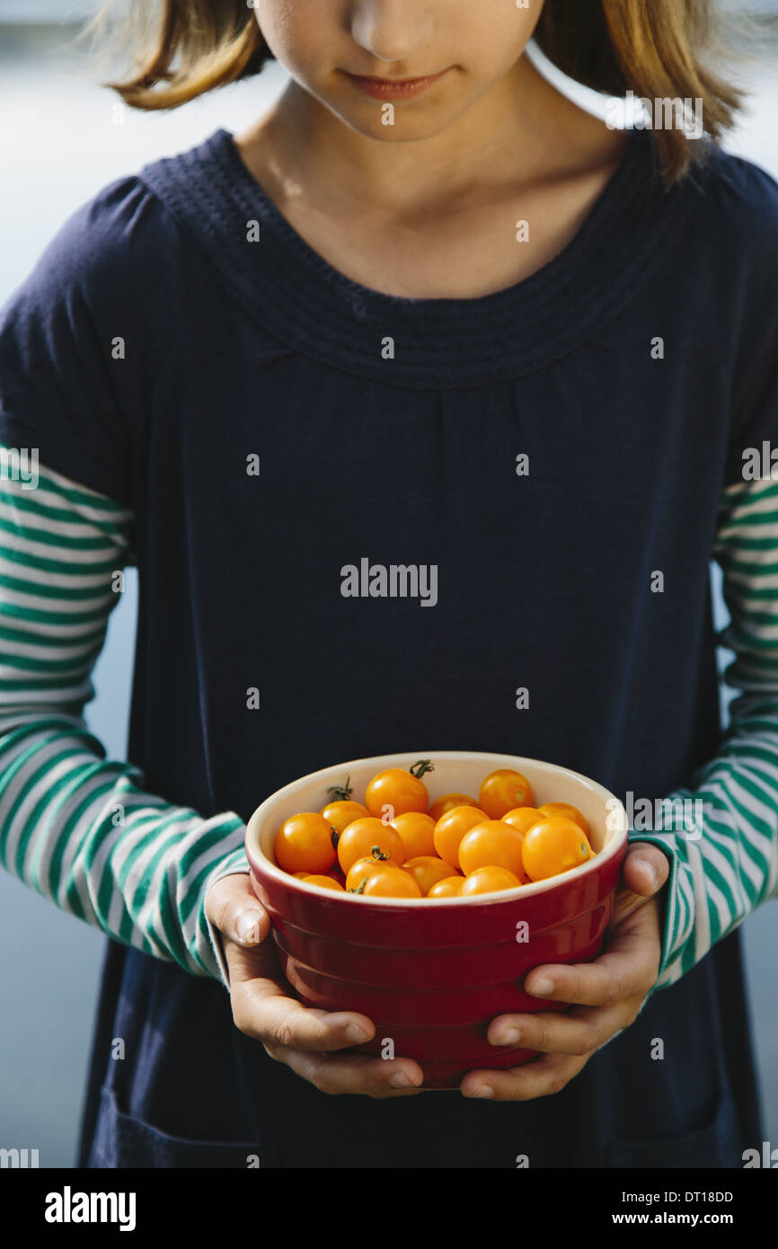 Seattle Washington USA 9 ans, fille, tomates cerises jaunes organiques Banque D'Images