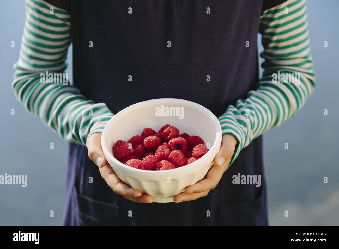 Seattle Washington USA neuf ans, fille bol framboises bio Banque D'Images