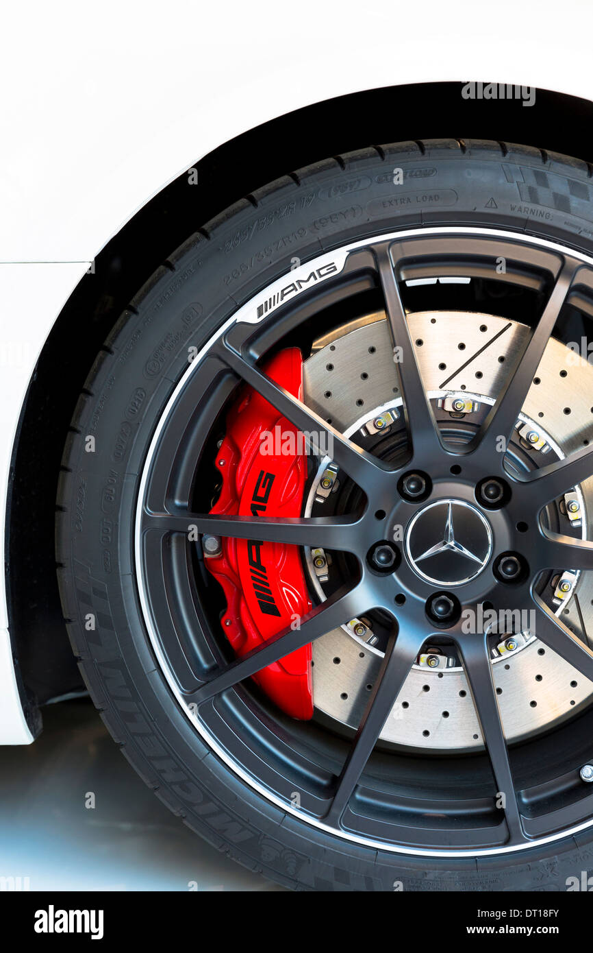 Freins à disque ventilé et roue de Mercedes SLS AMG 6.3 montrant étrier  rouge de AMG showroom à Munich, Bavière, Allemagne Photo Stock - Alamy