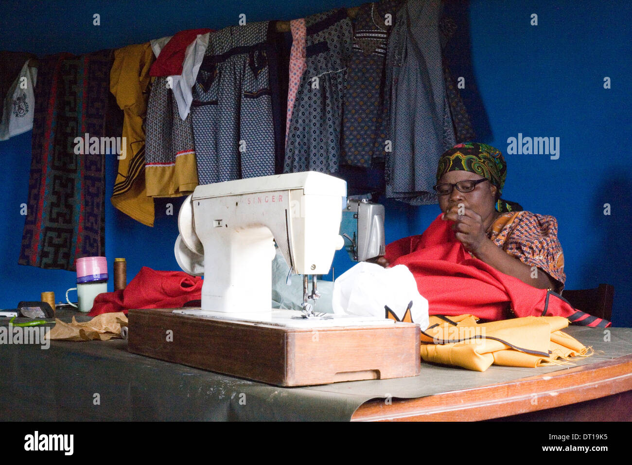 Femme rurale à petite échelle. d'affaires de couture 24 FÉVRIER 2010 POTSHINI AFRIQUE DU SUD PHOTO/JOHN ROBINSON Banque D'Images