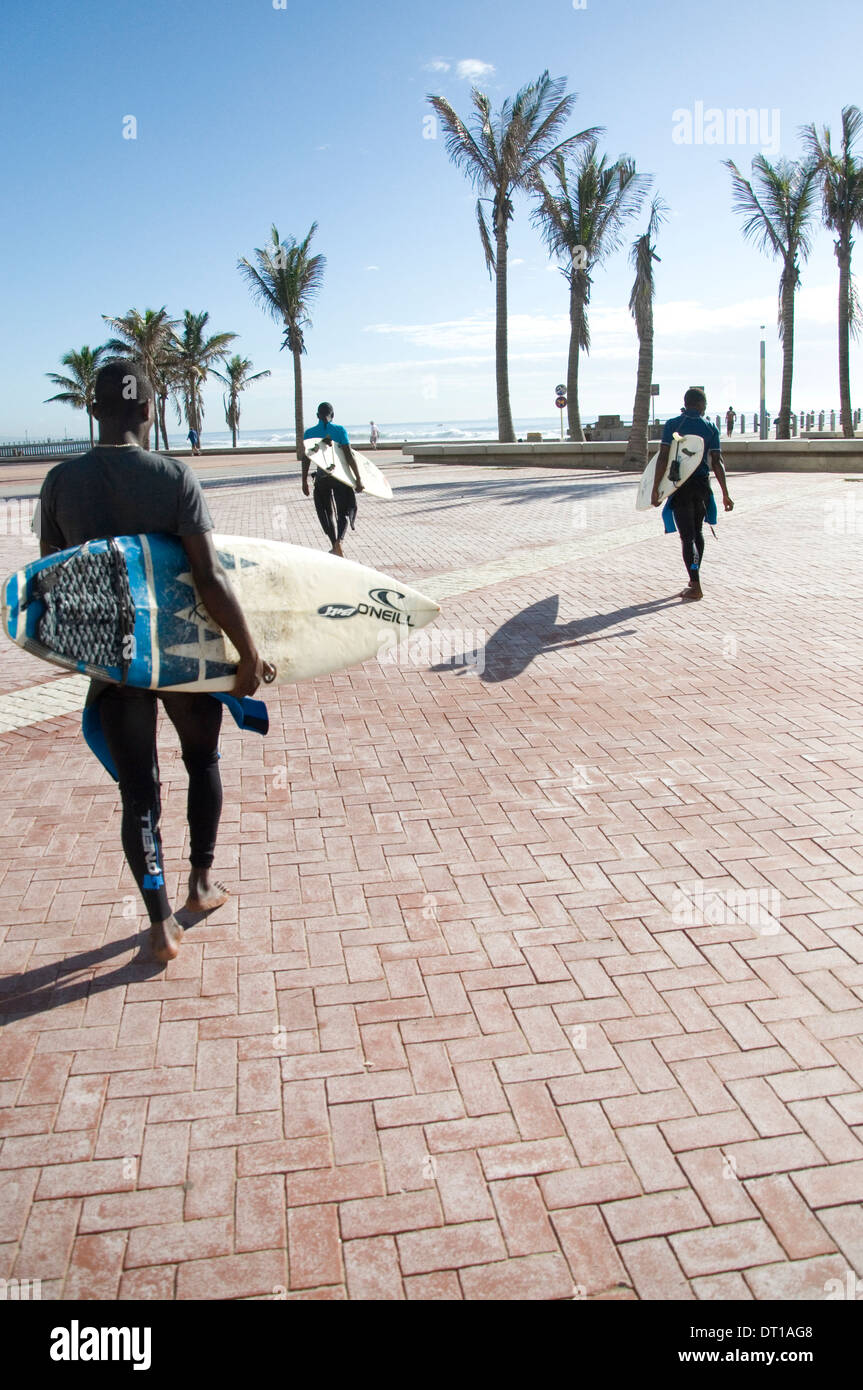 Les ENFANTS DE LA RUE Les surfeurs. Senzo est l'un des nombreux enfants des rues de Durban, il a 14 ans et depuis un mois il apprend à Banque D'Images