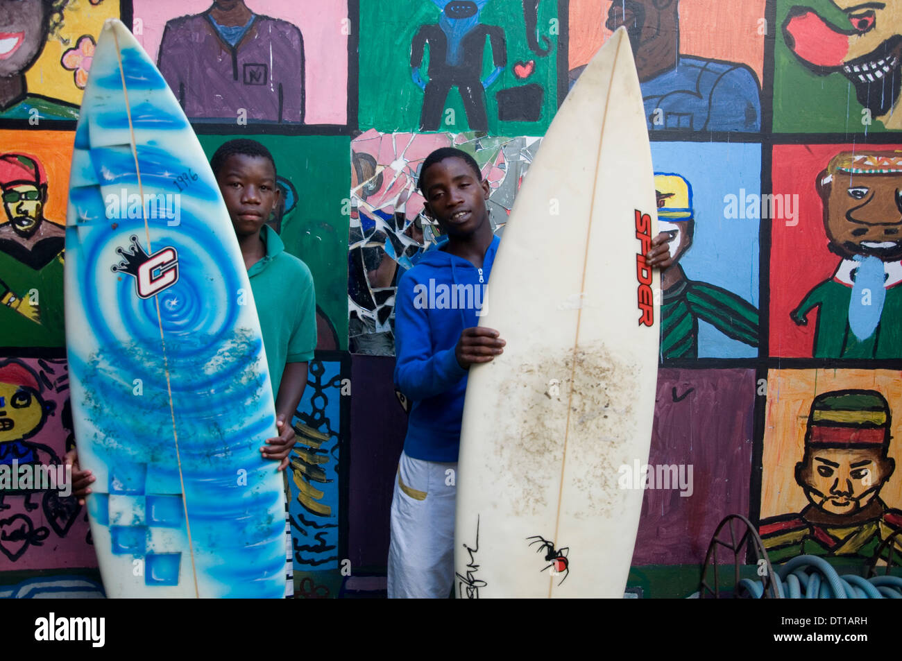 Les ENFANTS DE LA RUE Les surfeurs. Senzo est l'un des nombreux enfants des rues de Durban, il a 14 ans et depuis un mois il apprend à Banque D'Images