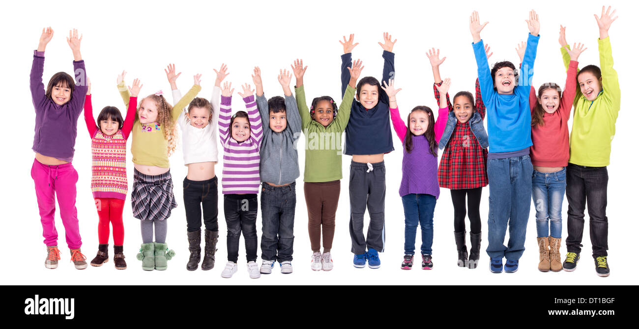 Groupe d'enfants posant avec les mains posées en blanc isolé Banque D'Images