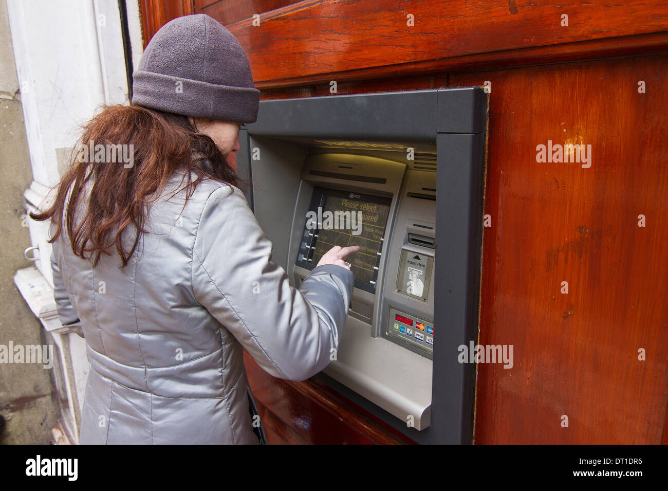 Femme à l'aide d'un guichet automatique à Rochester Kent UK Banque D'Images