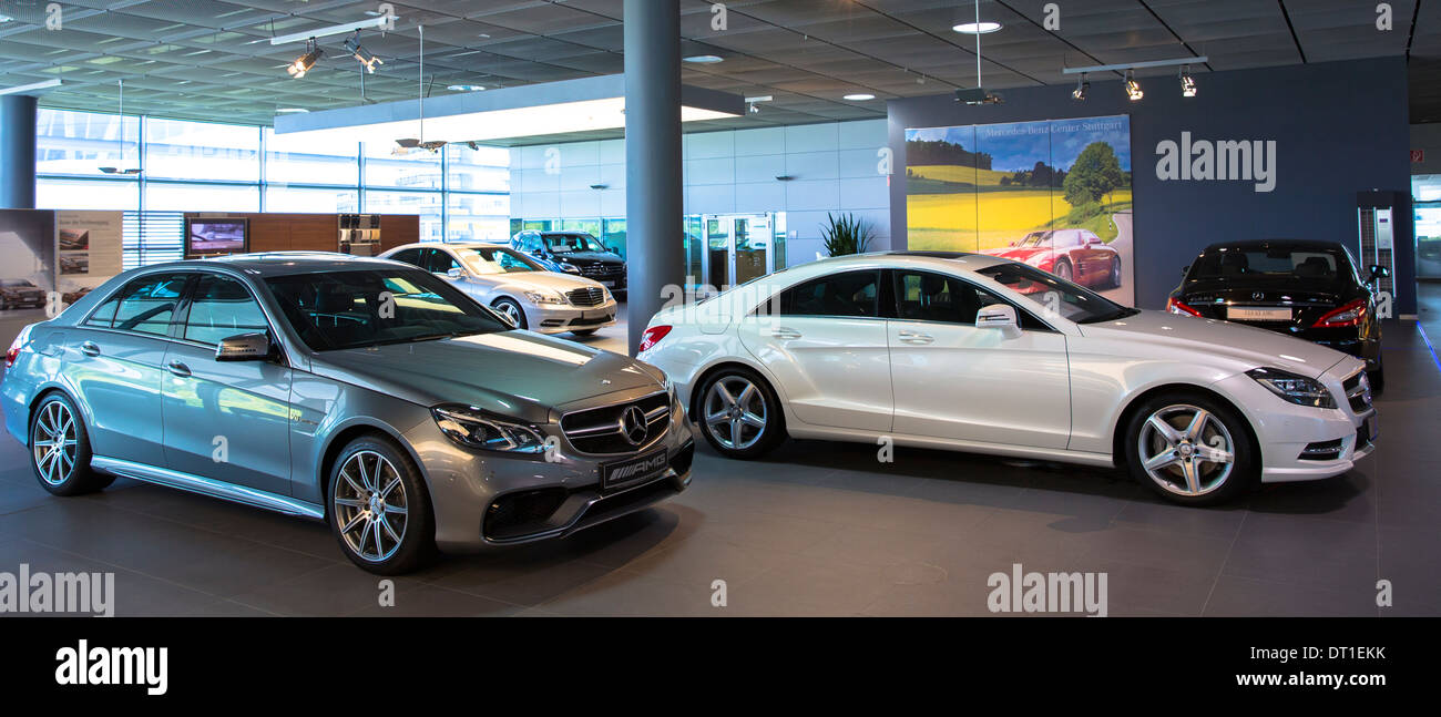 Mercedes-AMG Berline E63 AMG V8 biturbo (à gauche) et Mercedes C350 AMG Sport (droite) dans Mercedes-AMG showroom à Stuttgart, Allemagne Banque D'Images