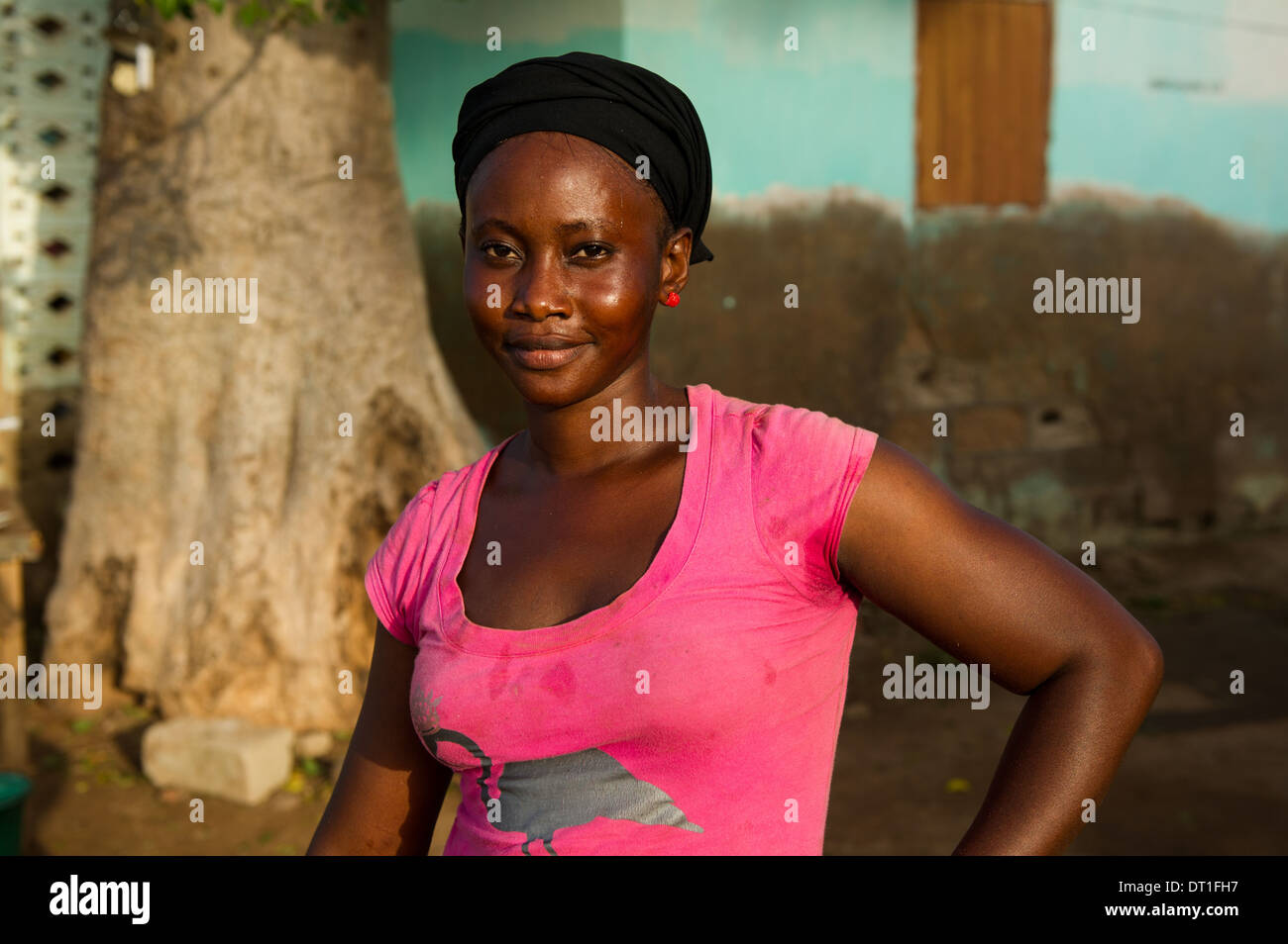 Jeune femme, village, la Gambie Tendaba Banque D'Images