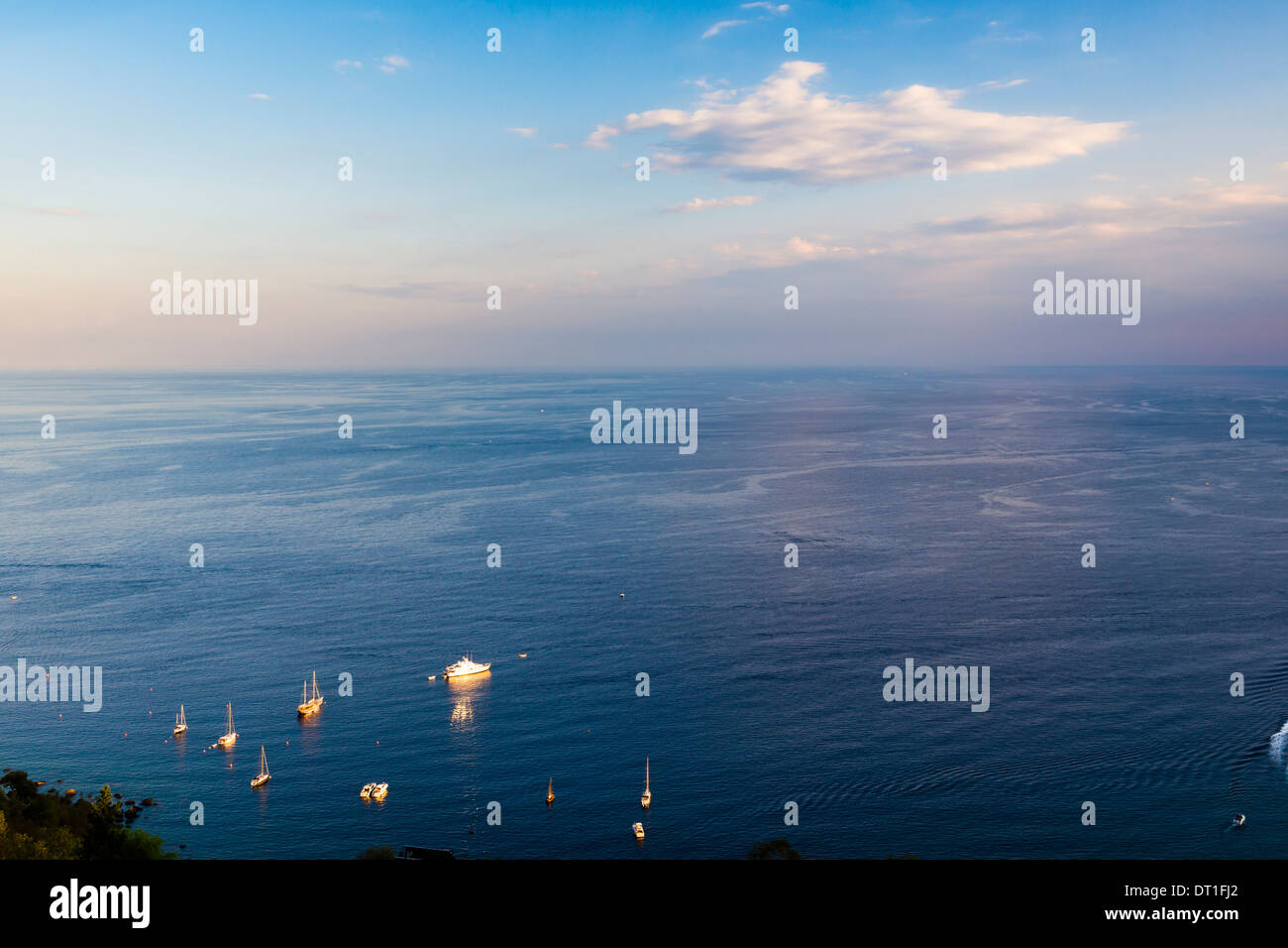 Bateaux sur la mer Ionienne, une partie de la mer Méditerranée au coucher du soleil, Taormina, sur la côte Est de la Sicile, Italie, Méditerranée, Europe Banque D'Images