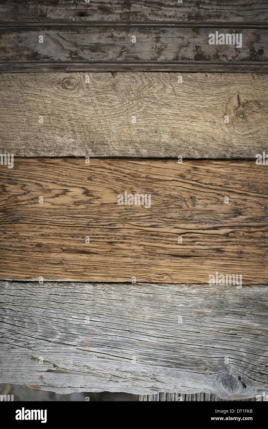 Un tas de matériaux recyclés des planches de bois de sciages Essences de bois respectueuse de l'environnement avec le grain et les détails de couleur Banque D'Images Un tas de matériaux recyclés des planches de bois de sciages Essences de bois respectueuse de l'environnement avec le grain et les détails de couleur Banque D'Images