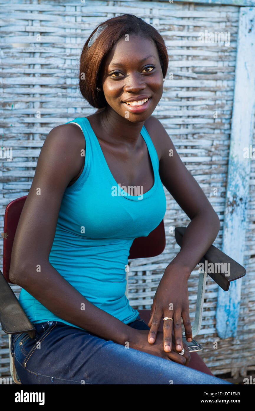 Jeune femme, village, la Gambie Tendaba Banque D'Images