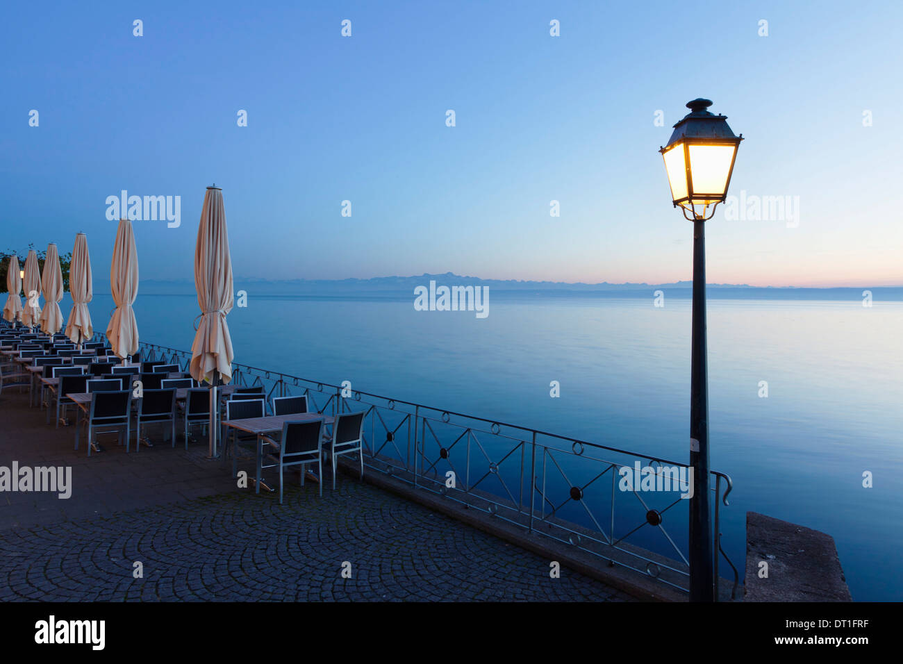 Café de la rue sur une promenade au coucher du soleil, Meersburg, Lac de Constance (Bodensee), Baden Wurtemberg, Allemagne, Europe Banque D'Images