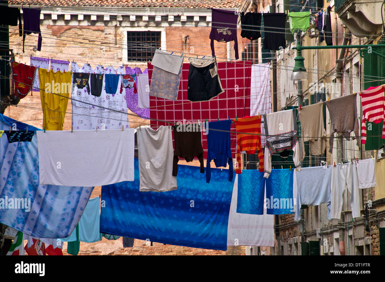 Lignes de lavage la pendaison de l'autre côté de la rue, quartier Castello, Venise, Vénétie, Italie, Europe Banque D'Images