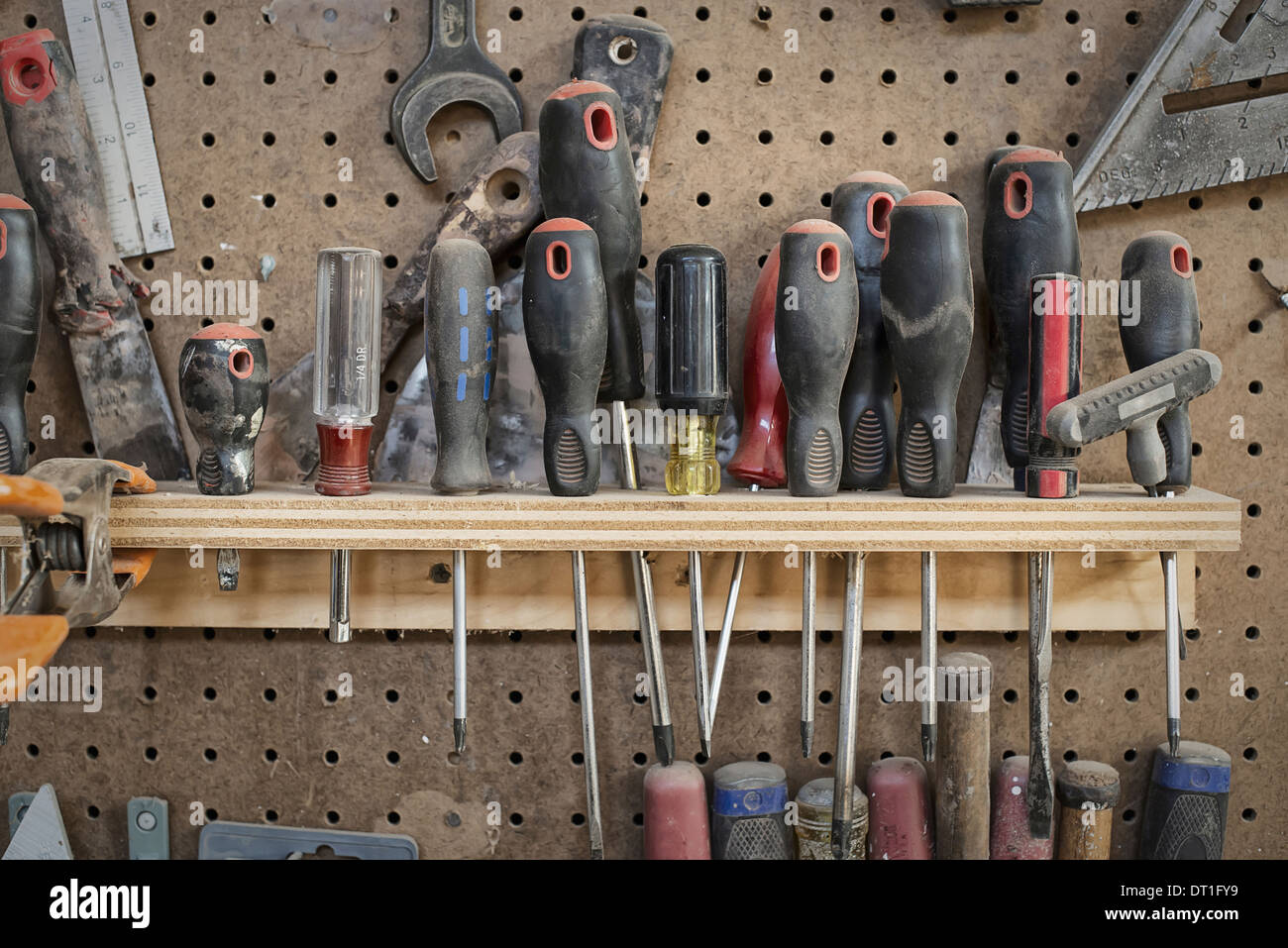 Atelier de bois d'une terre d'un outil de sélection avec des fentes pour tournevis et outils de travail du bois Banque D'Images