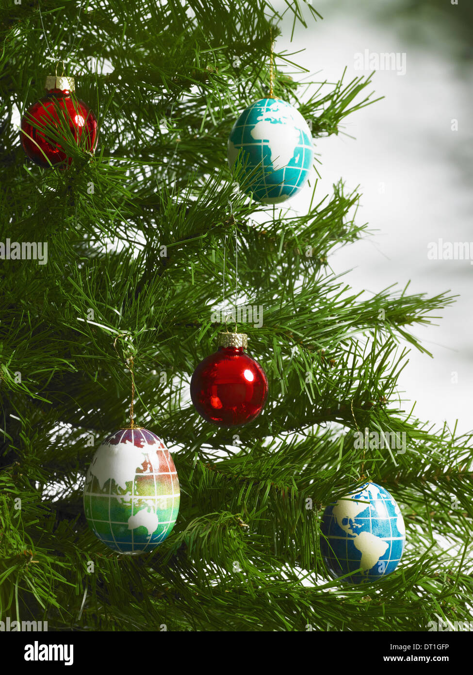 La vie encore des décorations de Noël un petit groupe d'arbre de Noël rouge et bleu avec des formes oblongues continents décrits Banque D'Images