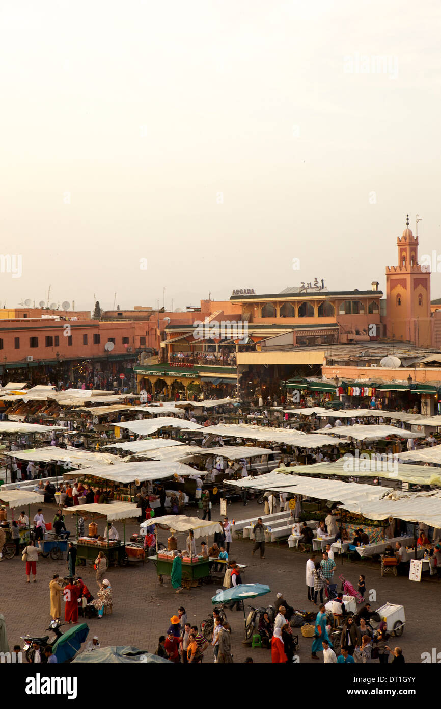 Au crépuscule de Marrakech, Place Djemaa el-Fna, Marrakech, Maroc, Afrique du Nord, Afrique Banque D'Images