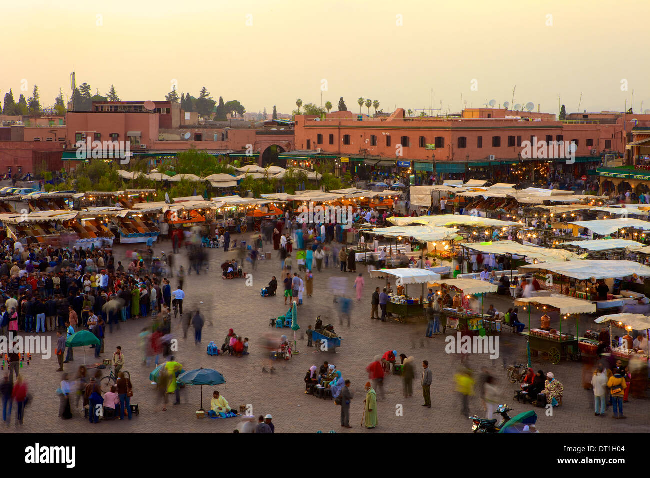 Au crépuscule de Marrakech, Place Djemaa el-Fna, Marrakech, Maroc, Afrique du Nord, Afrique Banque D'Images