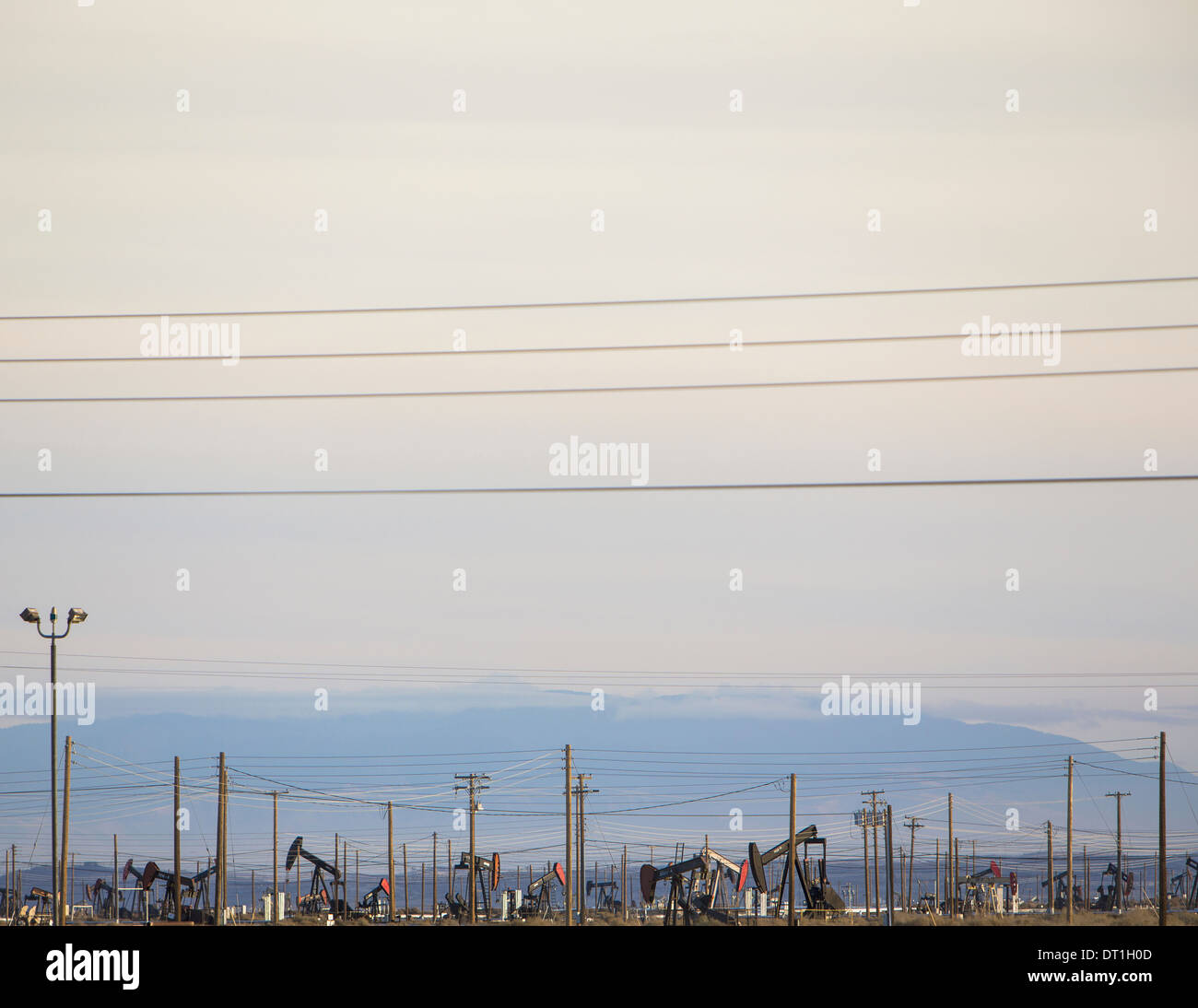 Plates-formes pétrolières et les lignes électriques dans le Midway-Sunset oil fields le plus grand en Californie Banque D'Images