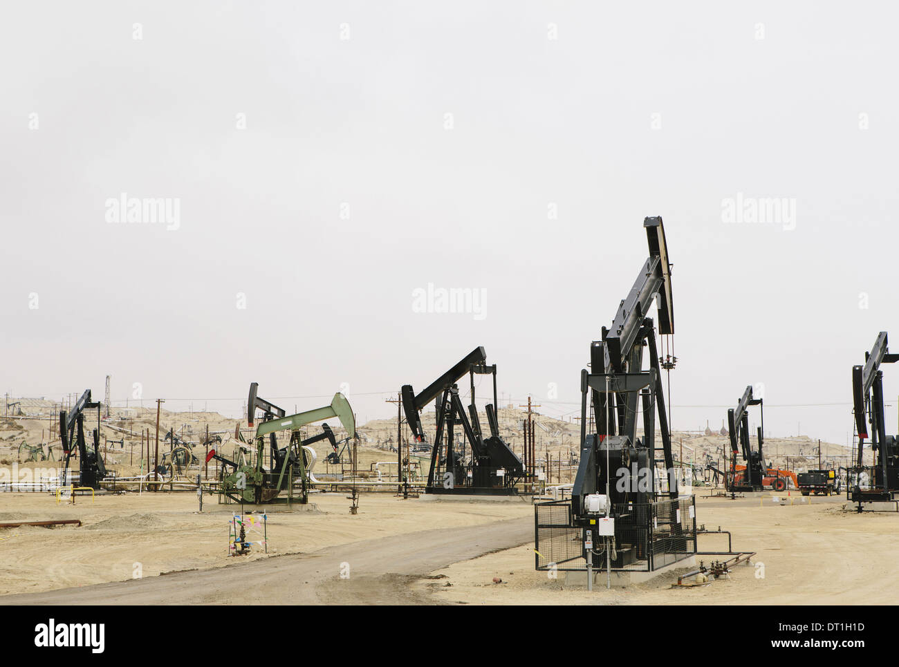 Plates-formes pétrolières et des puits dans les champs de pétrole de schiste Midway-Sunset en Californie le plus grand Banque D'Images