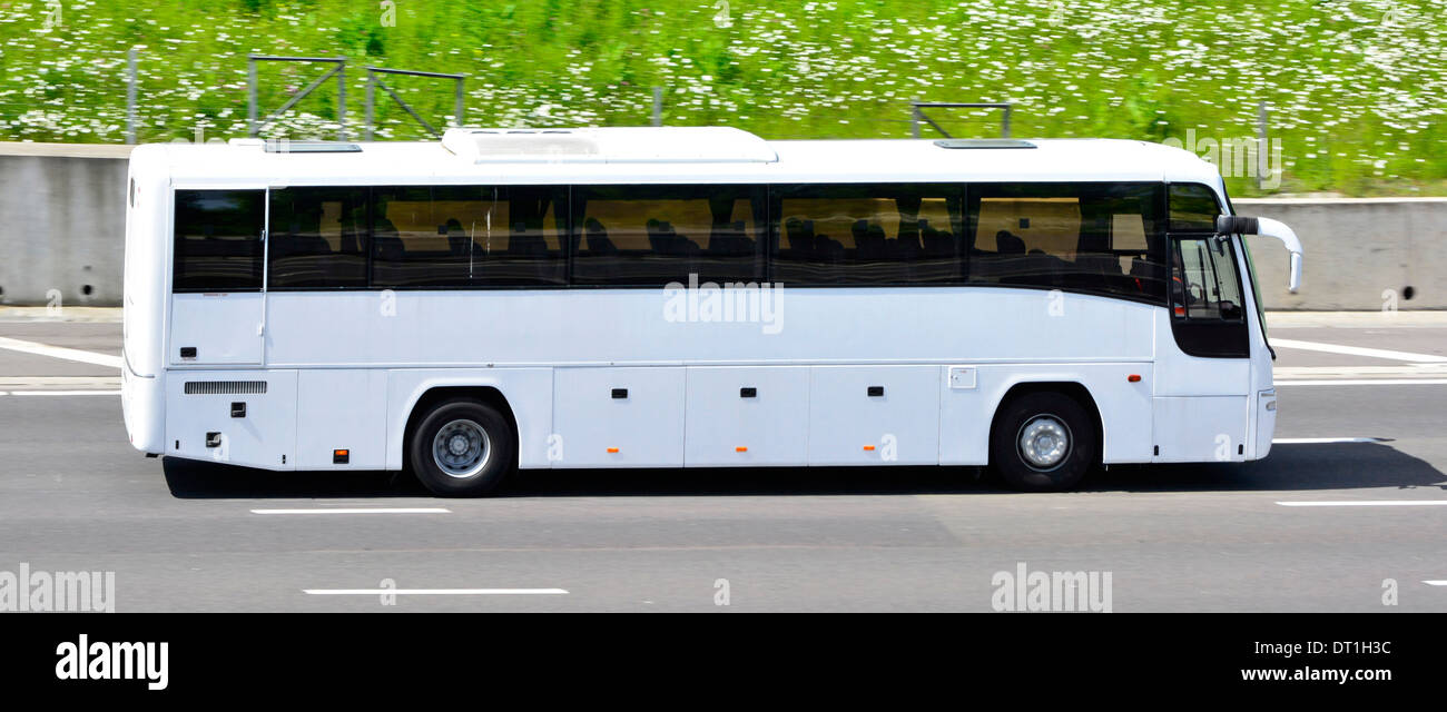 Nettoyer sans marque blanche coach pas de publicité sur autoroute M25 Banque D'Images Nettoyer sans marque blanche coach pas de publicité sur autoroute M25 Banque D'Images