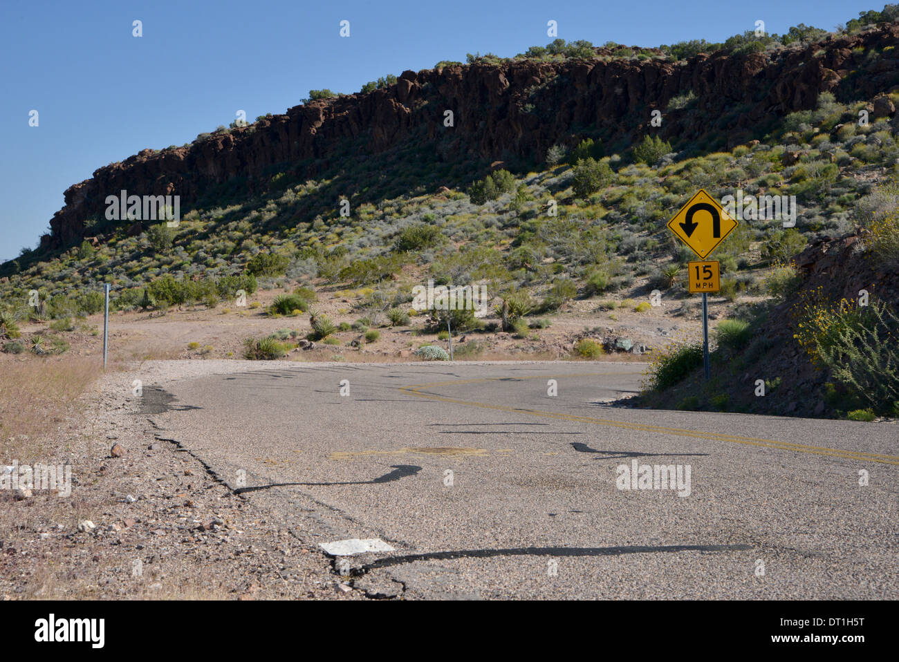 Virages serrés sur la route vide de la Sitgreaves Pass, dans les montagnes près de Las Vegas, le long de la vieille route 66 en Arizona Banque D'Images