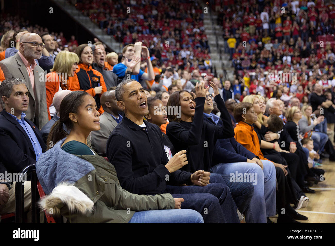 Le président américain Barack Obama, la Première Dame Michelle Obama, ses filles Malia et Sasha, et Marian Robinson assister à l'Oregon State University et University of Maryland men's basketball game au Comcast Center 17 novembre 2013 à College Park, MD. Banque D'Images