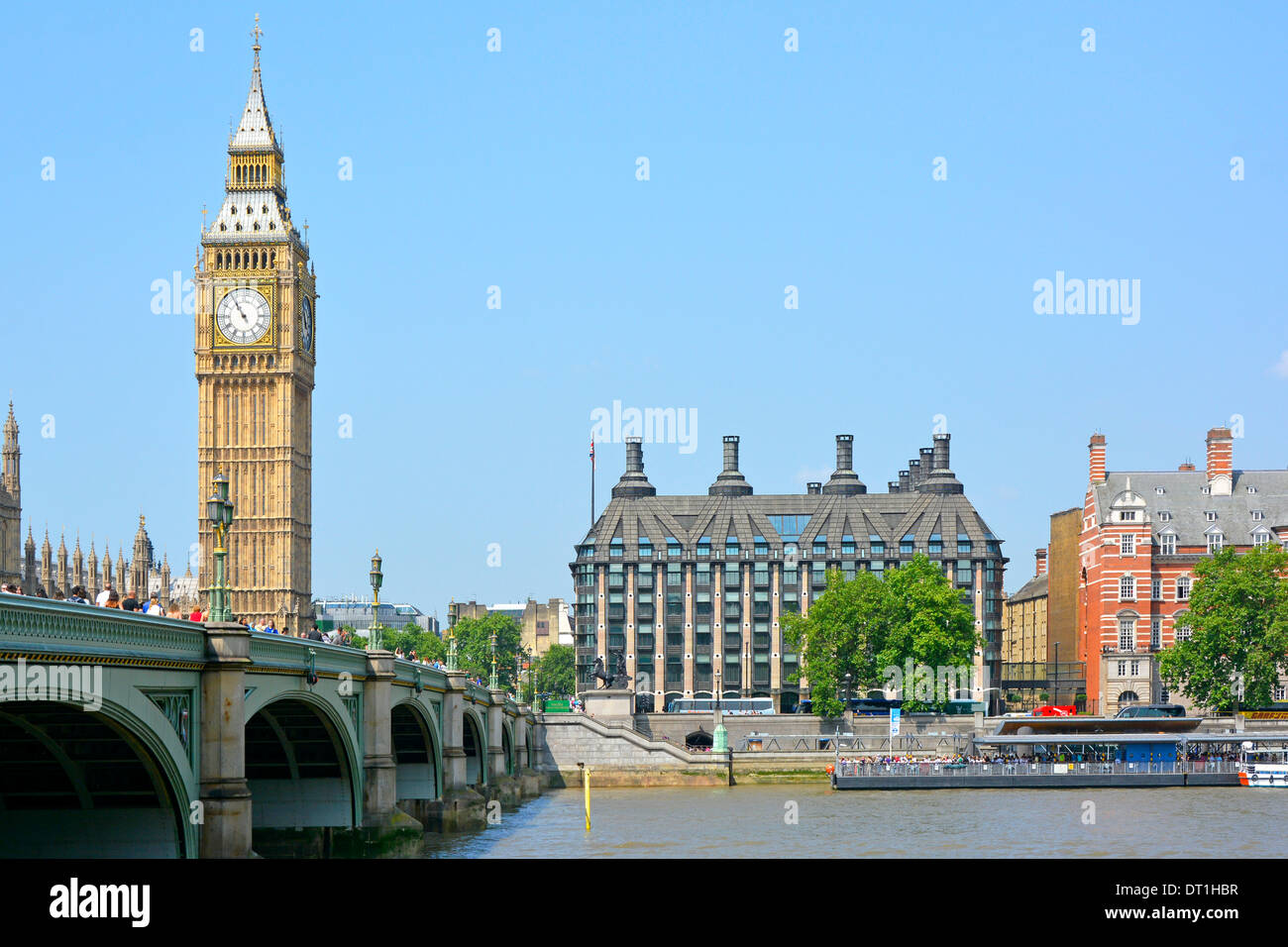 Portcullis House au bord de la rivière Thames comprend Westminster Pier et Bridge avec Big Ben Banque D'Images