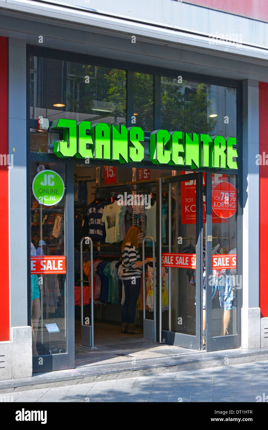 Maastricht Limburg pays-Bas Europe Jeans Centre magasin de vêtements vitrine avant affichage et porte d'entrée avec avis de VENTE dans la rue commerçante UE Banque D'Images