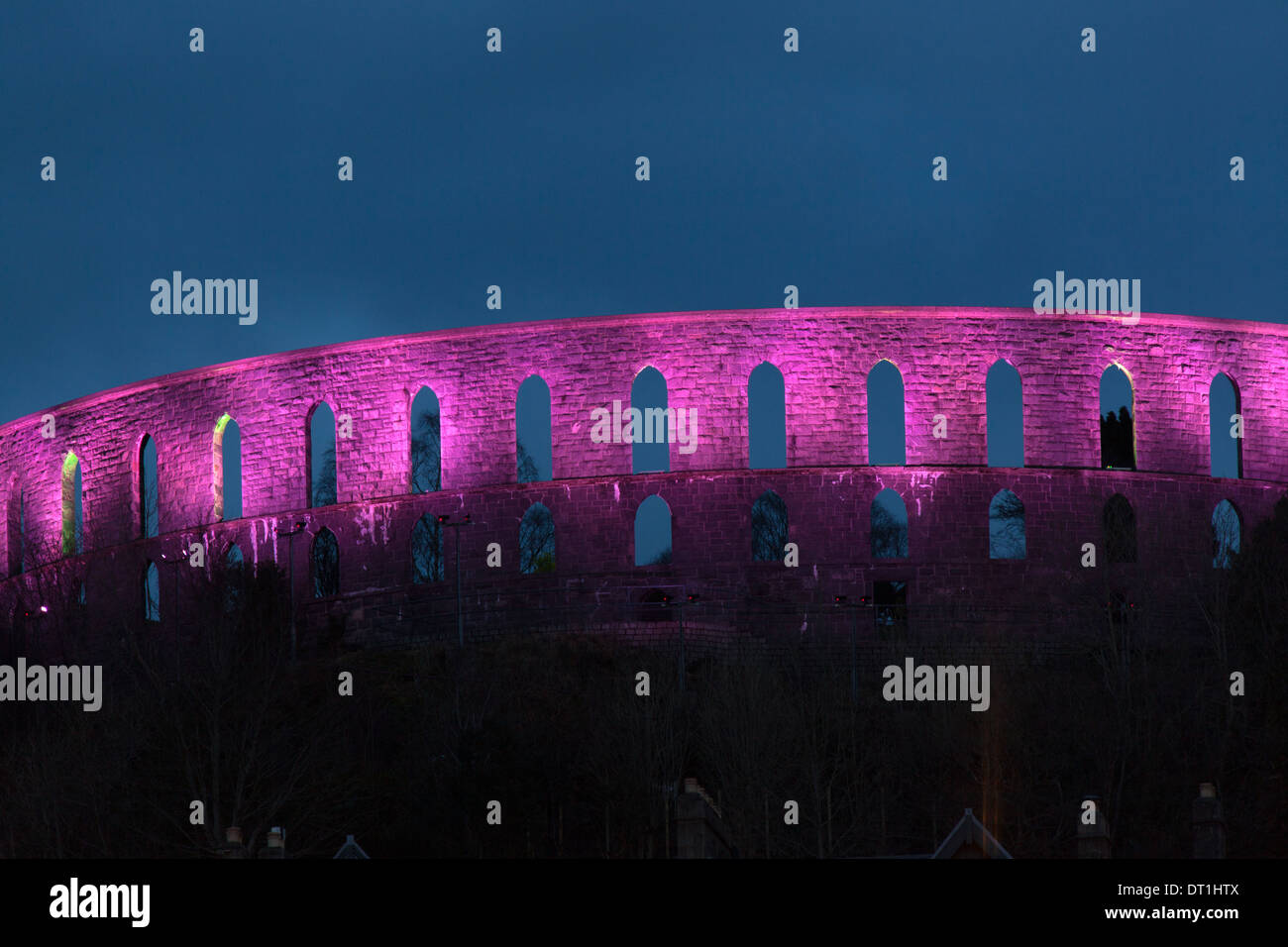 Ville d'Oban, Scotland. Vue de nuit La Tour McCaig, également connu sous le nom de Caig's Folly, sur le dessus de la batterie de l'Oban Hill. Banque D'Images