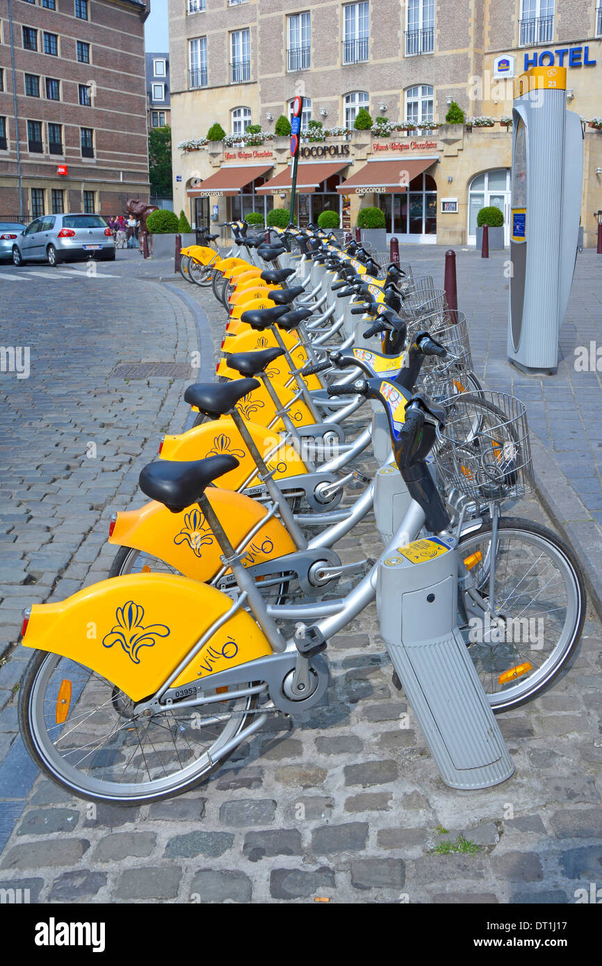 Louer un vélo Villo pleine d'une station de location de bicyclettes à proximité de Grand Place Central Square Banque D'Images