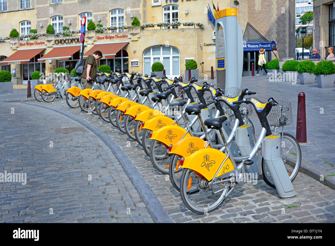Personne recueillant un cycle pour un Villo d' louer un vélo plein de location de bicyclettes à proximité de Grand Place Central Square Banque D'Images