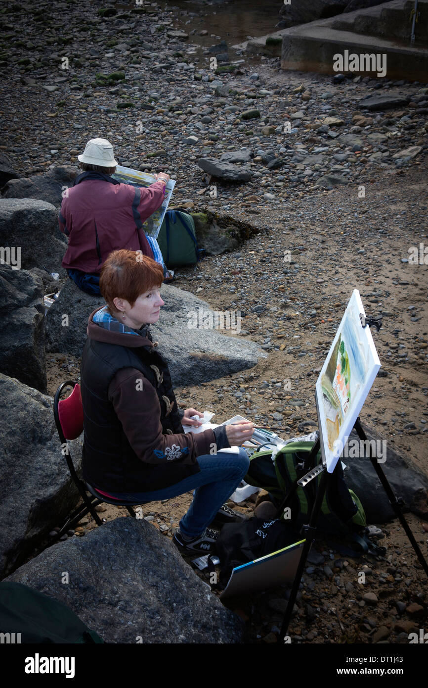 Artistes sur la plage, Staithes Banque D'Images