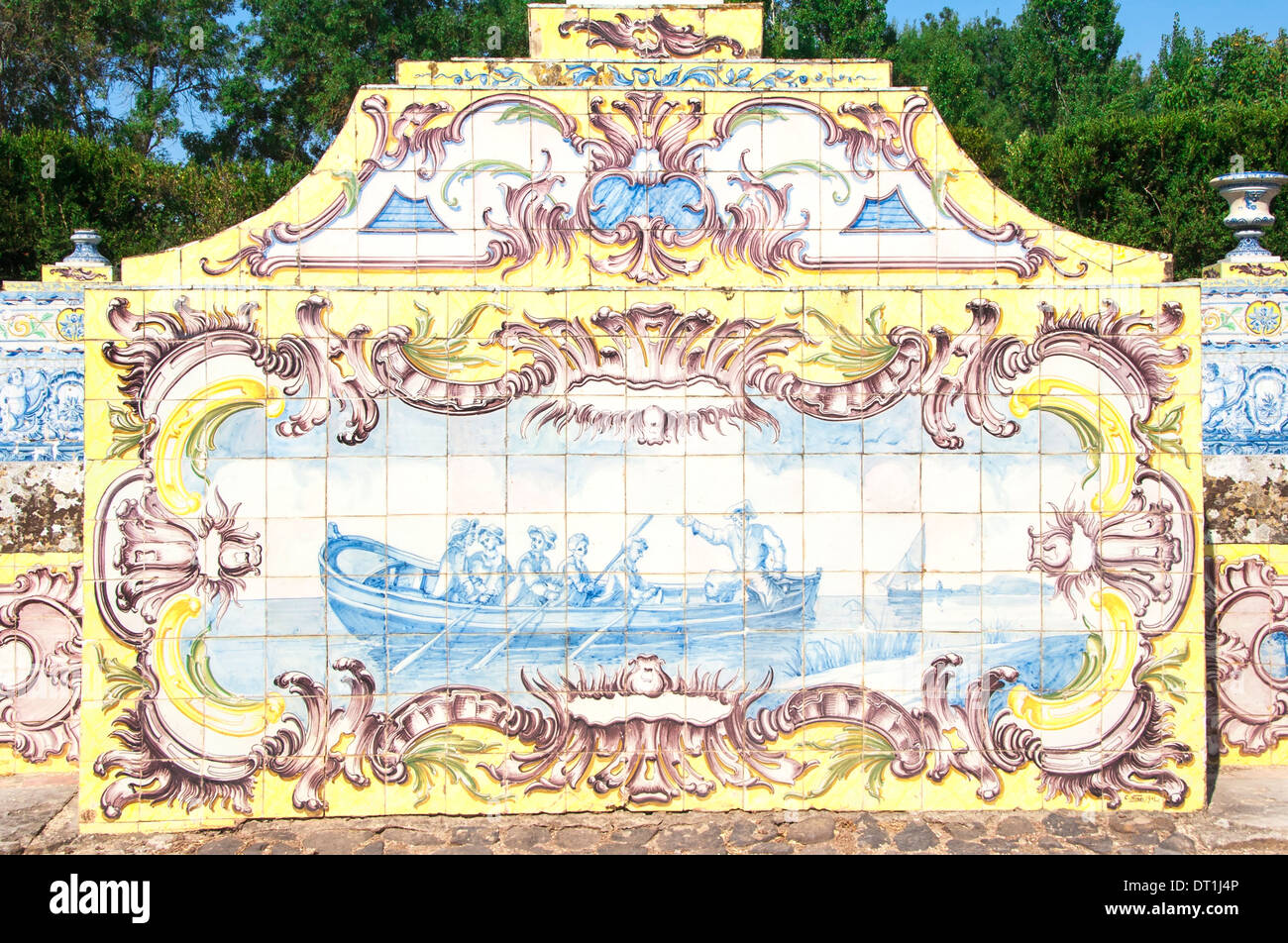 Sol carrelé de l'azulejos, canal d'été Royal Palais de Queluz, Lisbonne, Portugal, Europe Banque D'Images