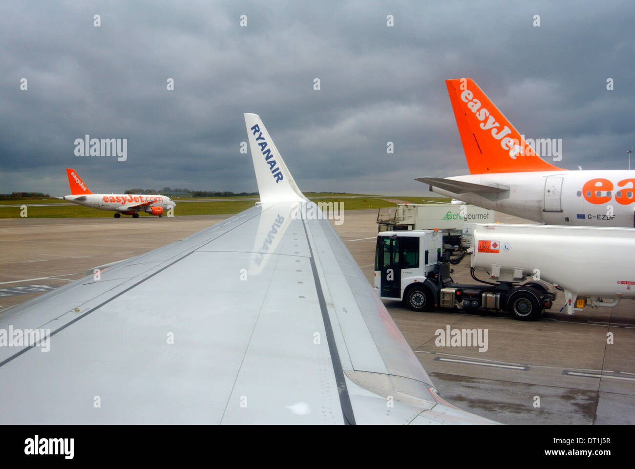 Avions Ryanair et Easyjet sur le stand à l'aéroport Banque D'Images
