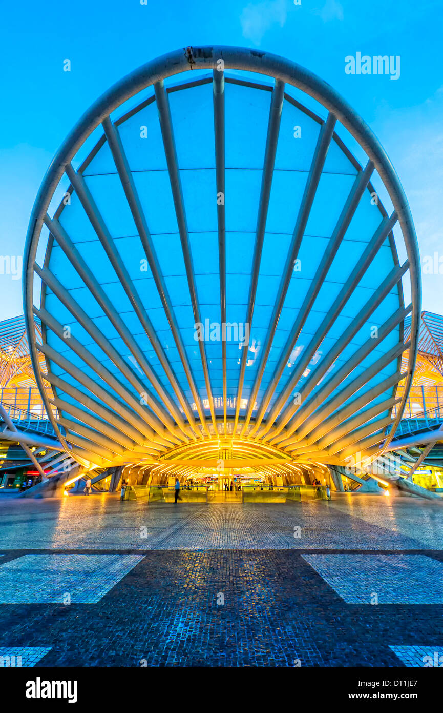La gare Oriente au crépuscule, Parque das Nações (Parc des Nations), Lisbonne, Portugal, Europe Banque D'Images