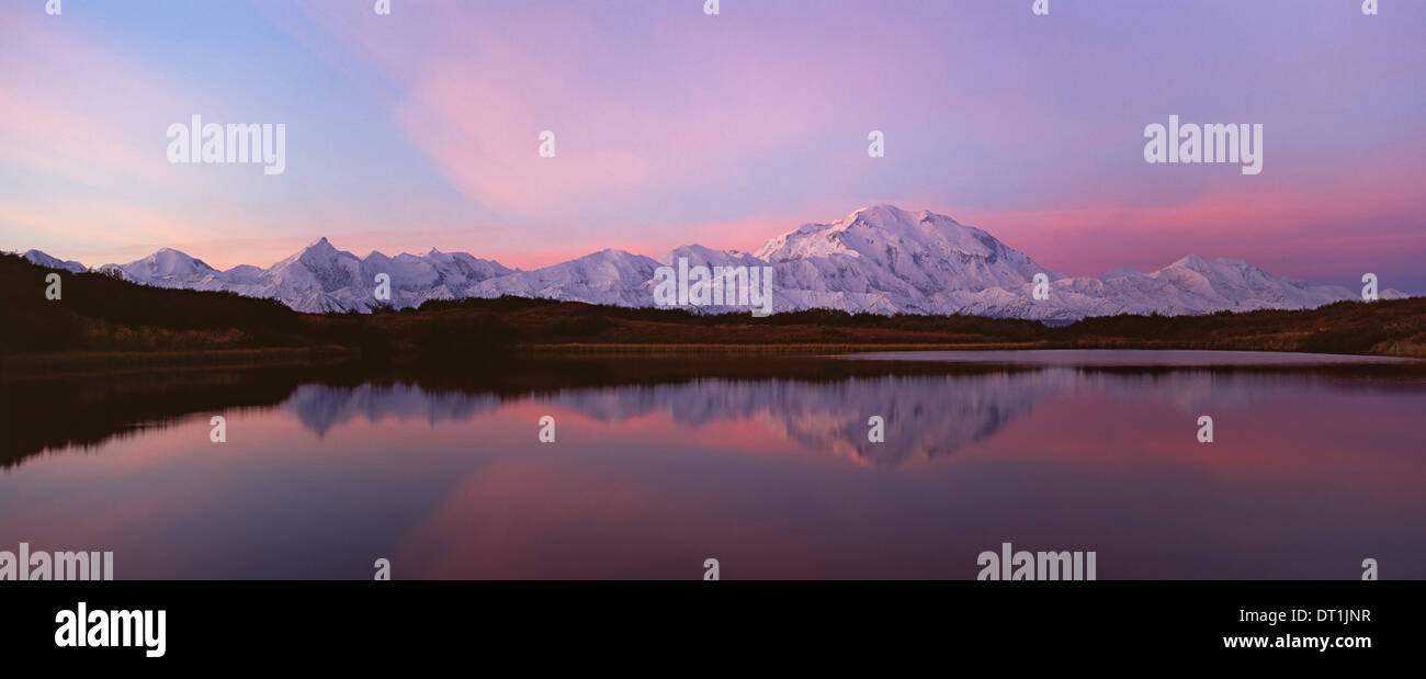 Coucher du soleil le mont McKinley dans le Parc National Denali Alaska reflète dans l'étang de réflexion le Parc National Denali Alaska USA Banque D'Images