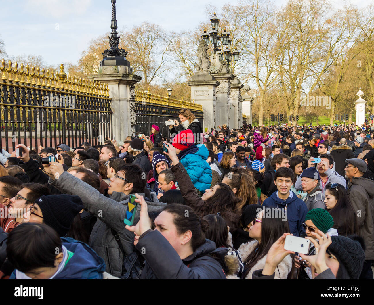 LONDON, UK, 2e mars 2014 : des foules de gens de l'extérieur de Buckingham Palace pour assister à la relève de la garde Banque D'Images