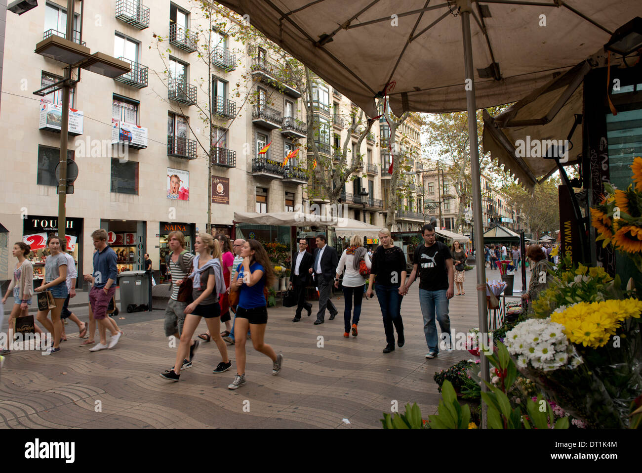 Les gens qui marchent le long de Las Ramblas à Barcelone, Catalogne, Espagne, Europe Banque D'Images