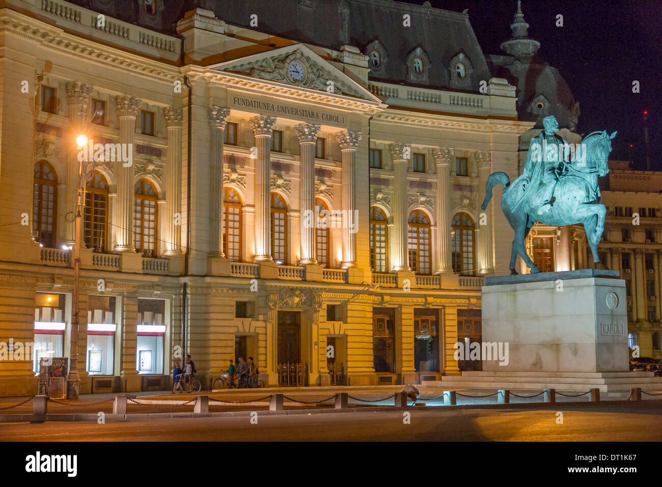 Bibliothèque universitaire et statue du roi Carol I, Bucarest, Roumanie, Europe Banque D'Images