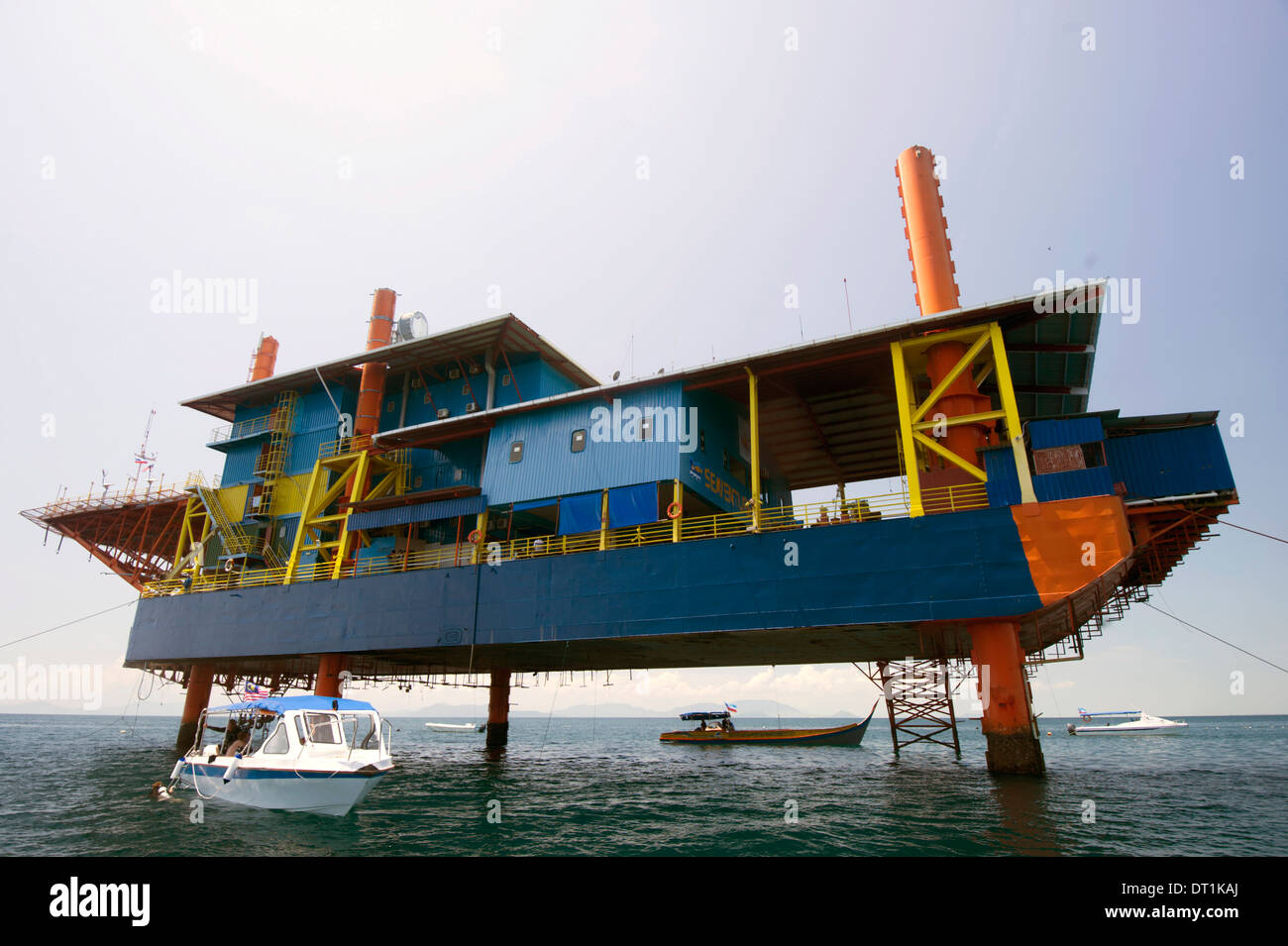 Plate-forme pétrolière recyclées Seaventures hotel, Mabul Island dans la mer de Célèbes, l'est de Sabah, Bornéo, Malaisie, Asie du Sud, Asie Banque D'Images