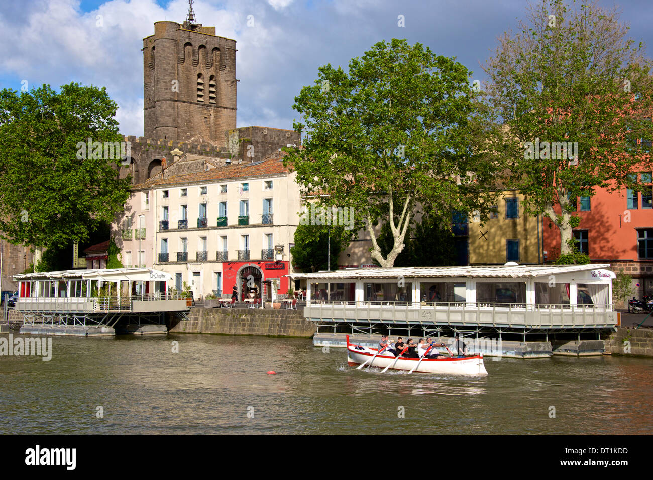 La cathédrale St Etienne fortifié construit de lave noire, et fleuve Hérault, Agde ville, Haut Languedoc, France Banque D'Images