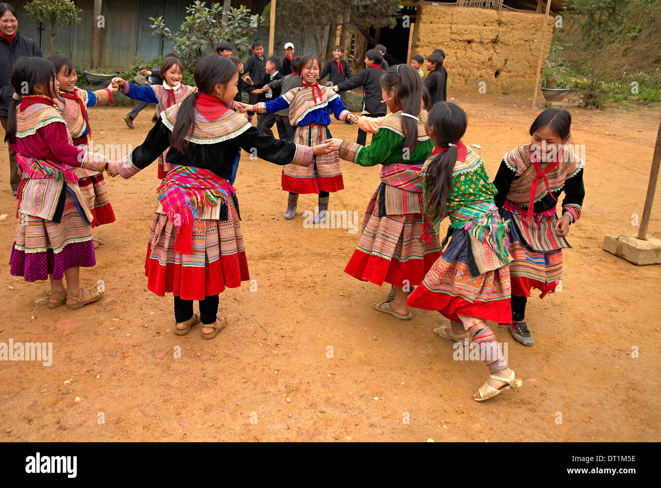 Enfants Hmong fleurs à l'école primaire à Bac Ha, le Vietnam, l'Indochine, l'Asie du Sud-Est, Asie Banque D'Images