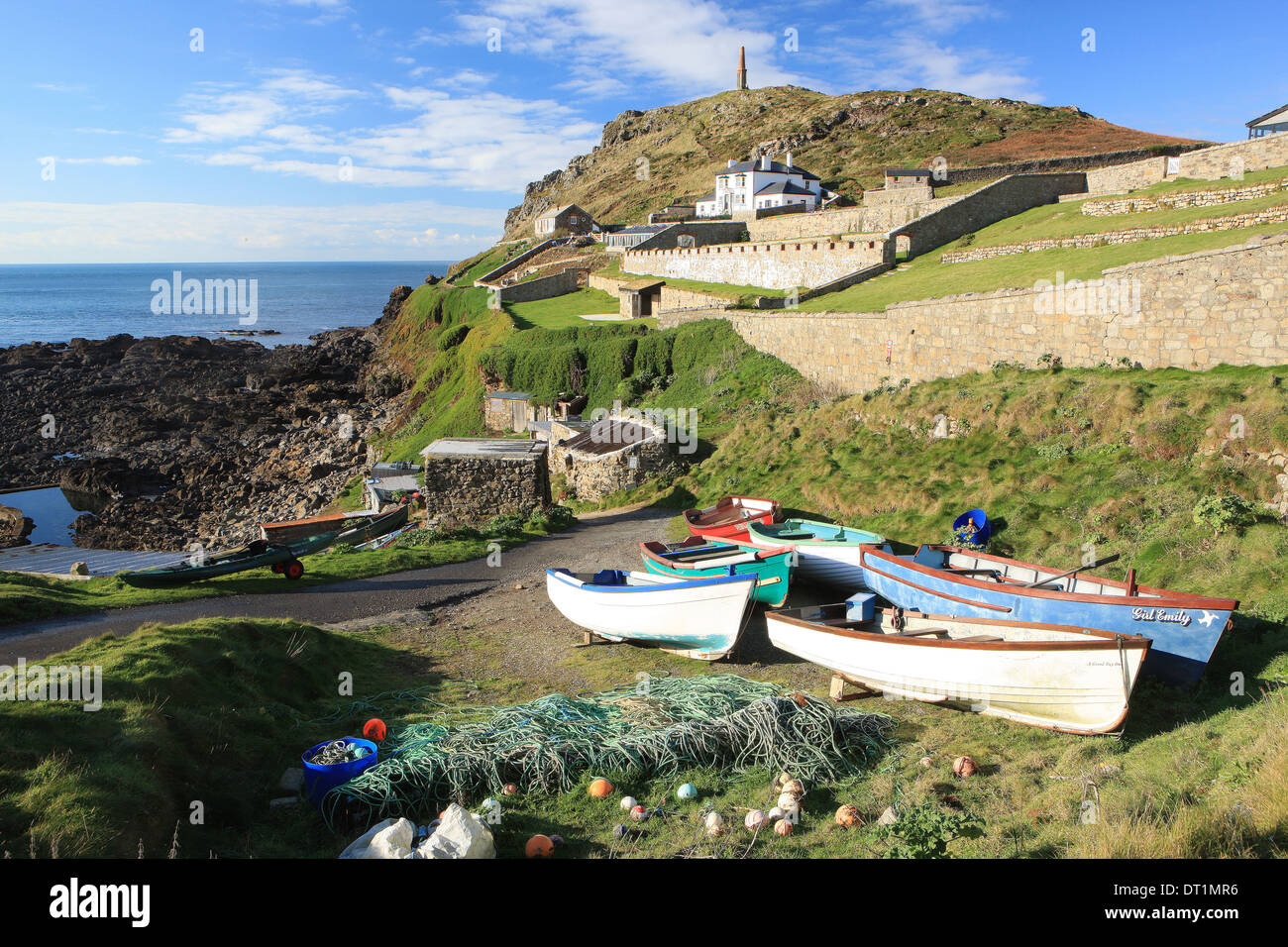 Prêtres Cove à Cape Cornwall à Cornwall, près de Land's End avec les petits bateaux de pêche cheminée d'une ancienne mine d'étain sur l'horizon Banque D'Images